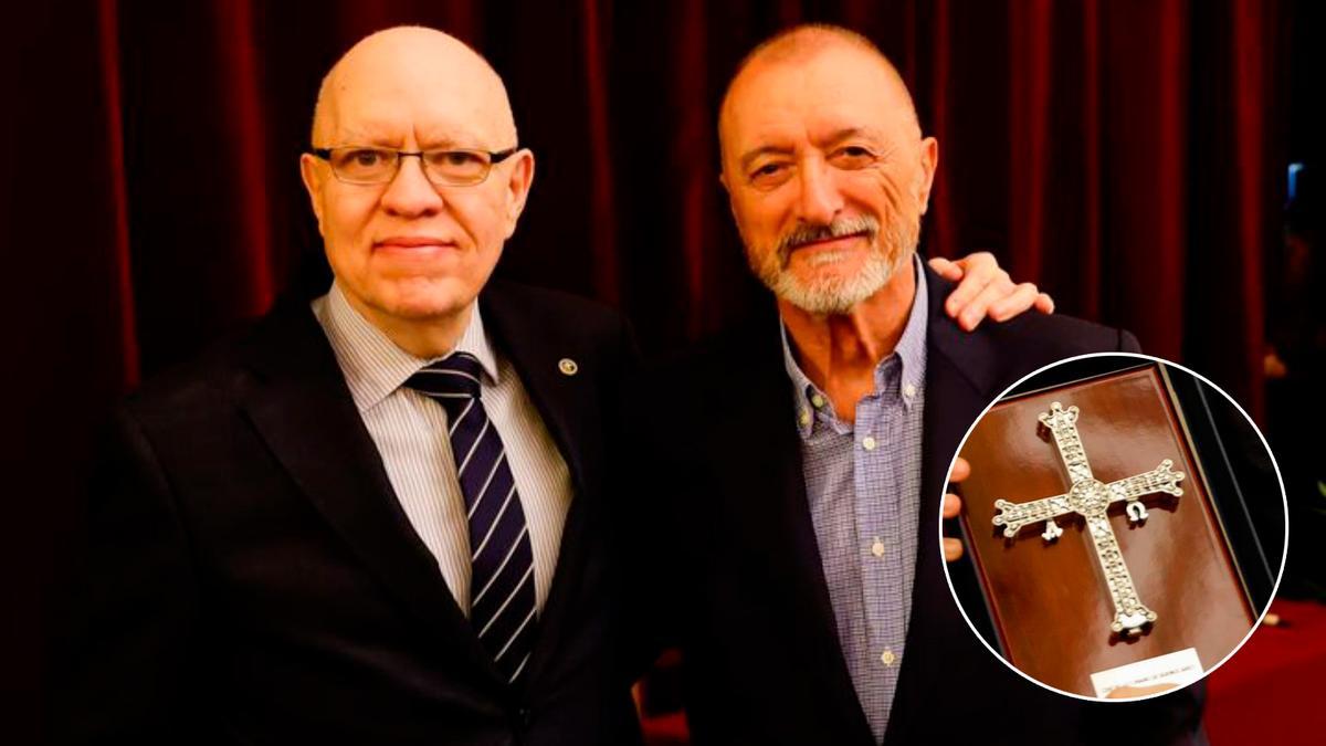 Jorge Fernández Díaz con Arturo Pérez Reverte. En el círculo, la Cruz de la Victoria que recibió el autor argentino.