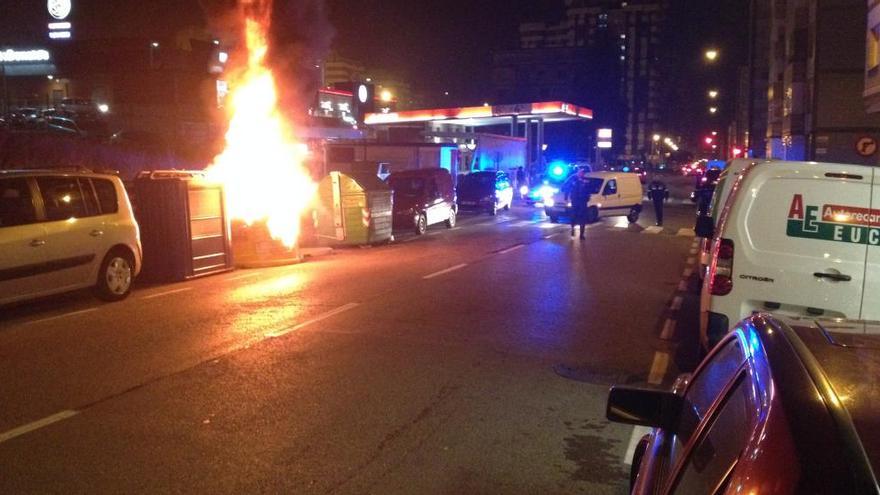 Imagen de archivo de un contenedor ardiendo en Gijón.