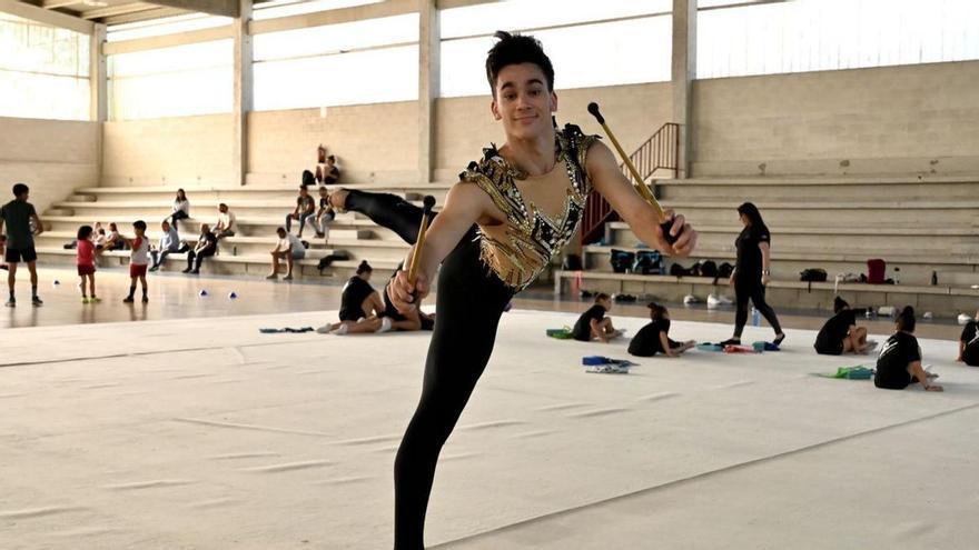 Hugo Vázquez, entrenando ayer en el pabellón deportivo del colegio San Bieito de Lérez.