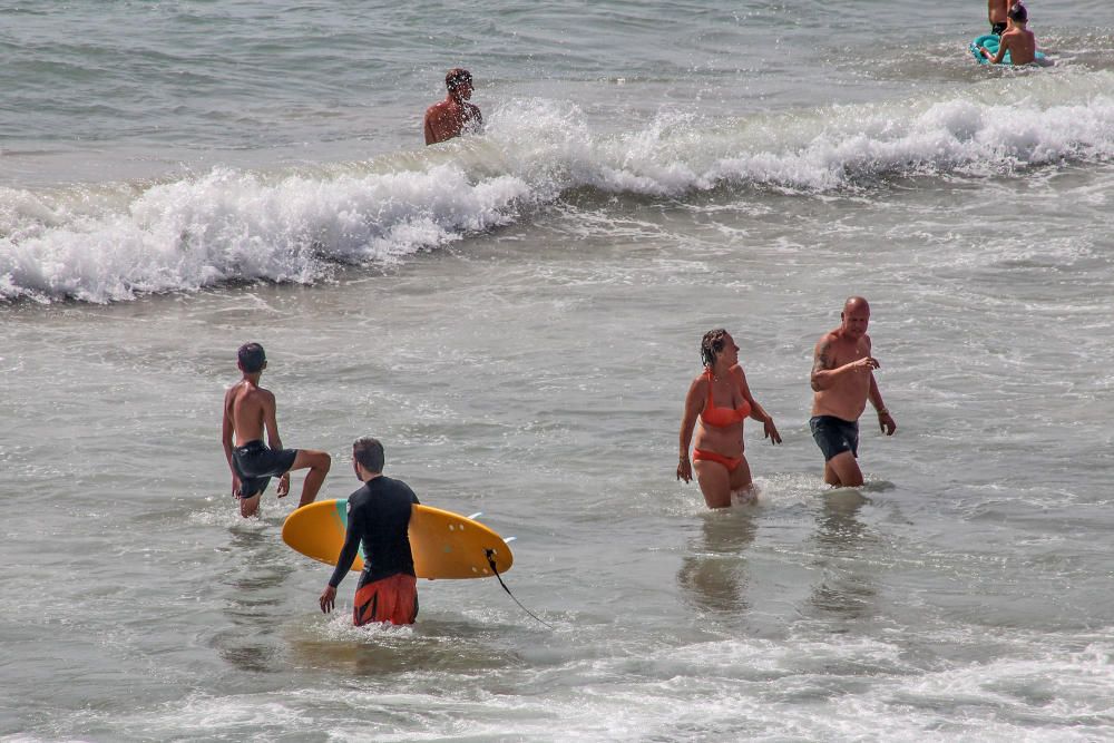 Surfistas de Orihuela recogen firmas en contra de