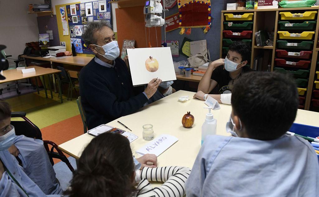 Pedro Cano lleva la pintura a Oncología Infantil de la Arrixaca