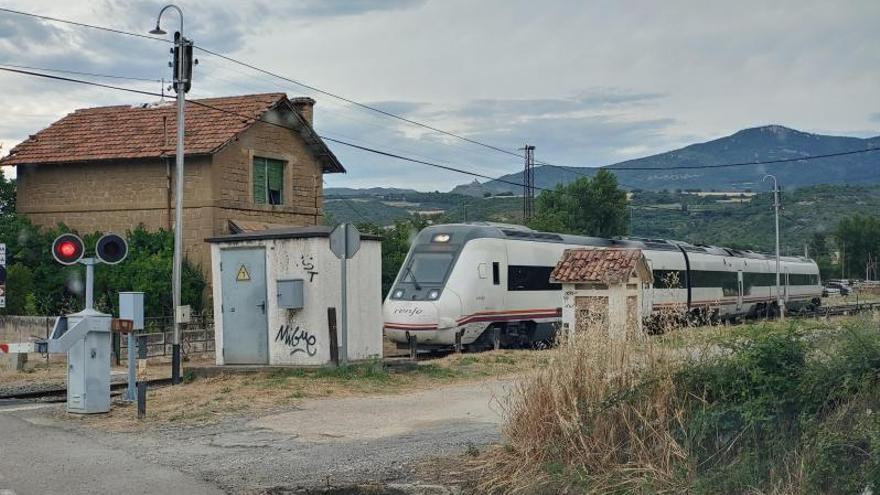 El tren a su paso por la localidad de Ayerbe, donde Adif renovará el tramo ferroviario.