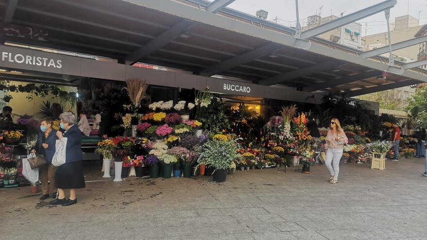 Los puestos de flores del Mercado Central y el cementerio de Alicante abrirán por Todos los Santos