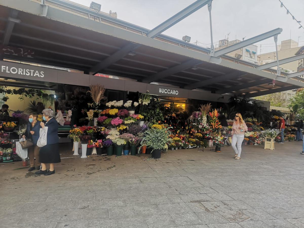 Los puestos de flores en la plaza 25 de mayo, junto al Mercado Central de Alicante.