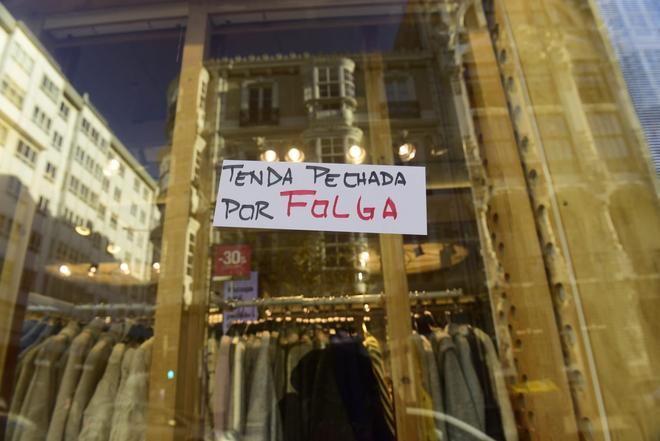 Huelga del comercio textil coruñés en el primer día de las rebajas de enero