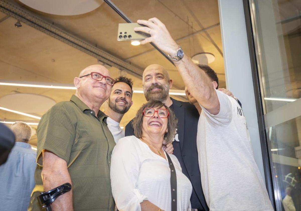 Goyo Jiménez se fotografió con los invitados.