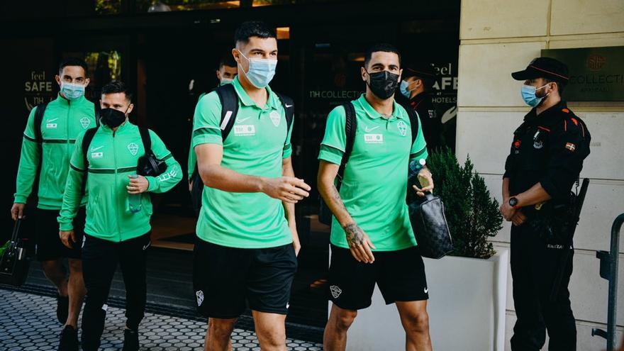 Los jugadores del Elche saliendo del hotel rumbo al Reale Arena