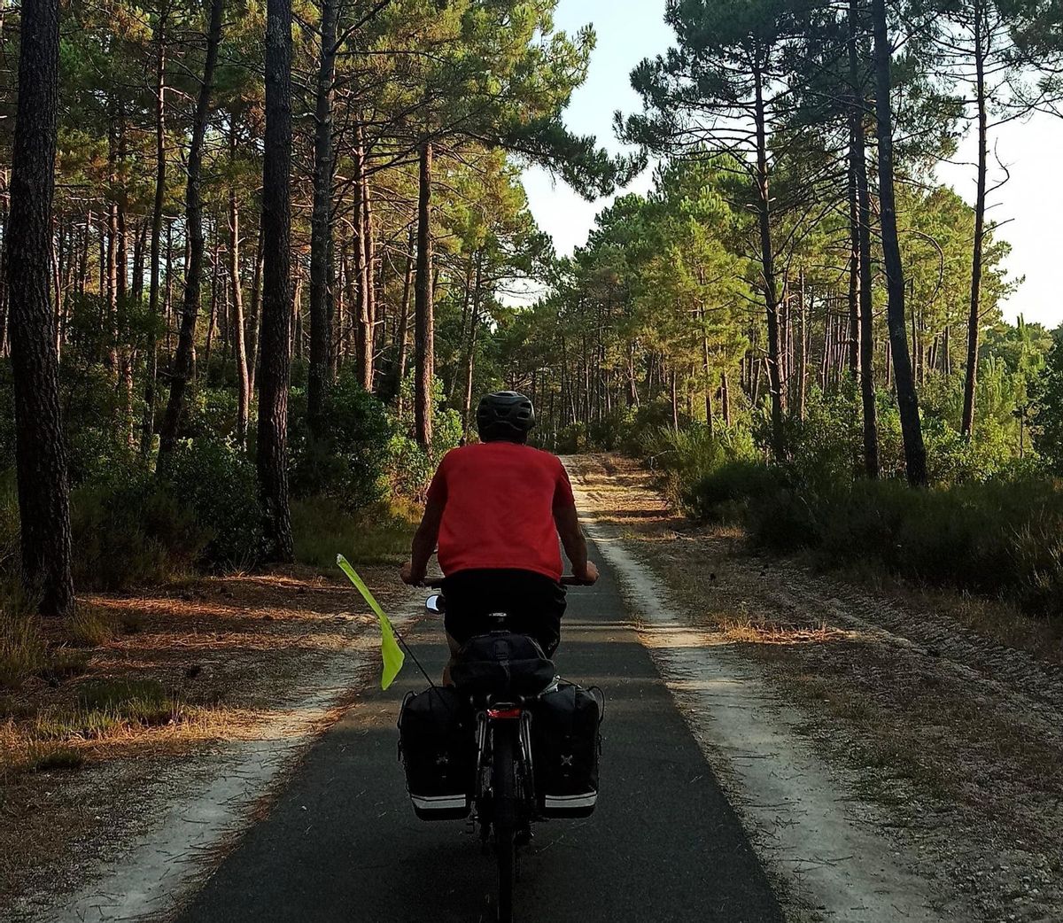 Javier pedalea por el Parque Natural Regional de Médoc.