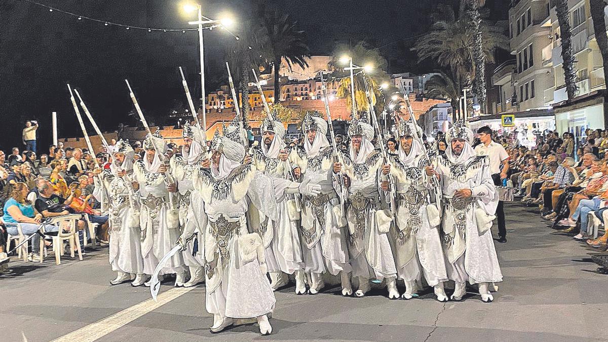 Imagen de los desfiles de escuadras moras y cristianas, que clausuraban los festejos en honor a la Virgen de Ermitana.