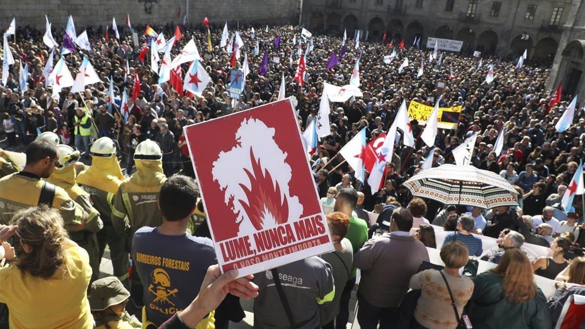 Miles de personas han marchado hoy por las calles de Santiago de Compostela para protestar contra la ola de incendios que la pasada semana arraso Galicia