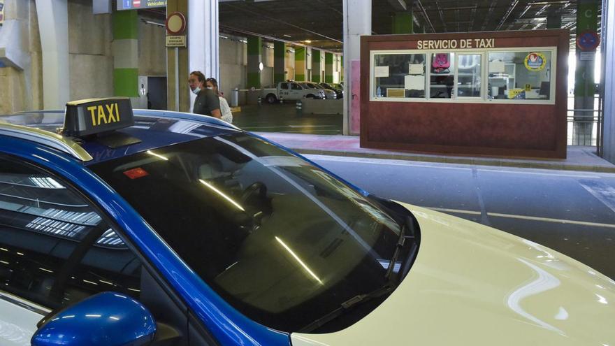 Un taxi permanece estacionado frente a la cabina de servicio del Aeropuerto de Gran Canaria. | | ANDRÉS CRUZ