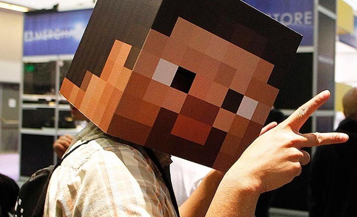 Un dels assistents d’aquest dimarts a la fira de videojocs E3, que se celebra aquests dies a Los Angeles (EUA) i és la més important del món en el sector, amb una carota de cartró en forma de cap pixelat.