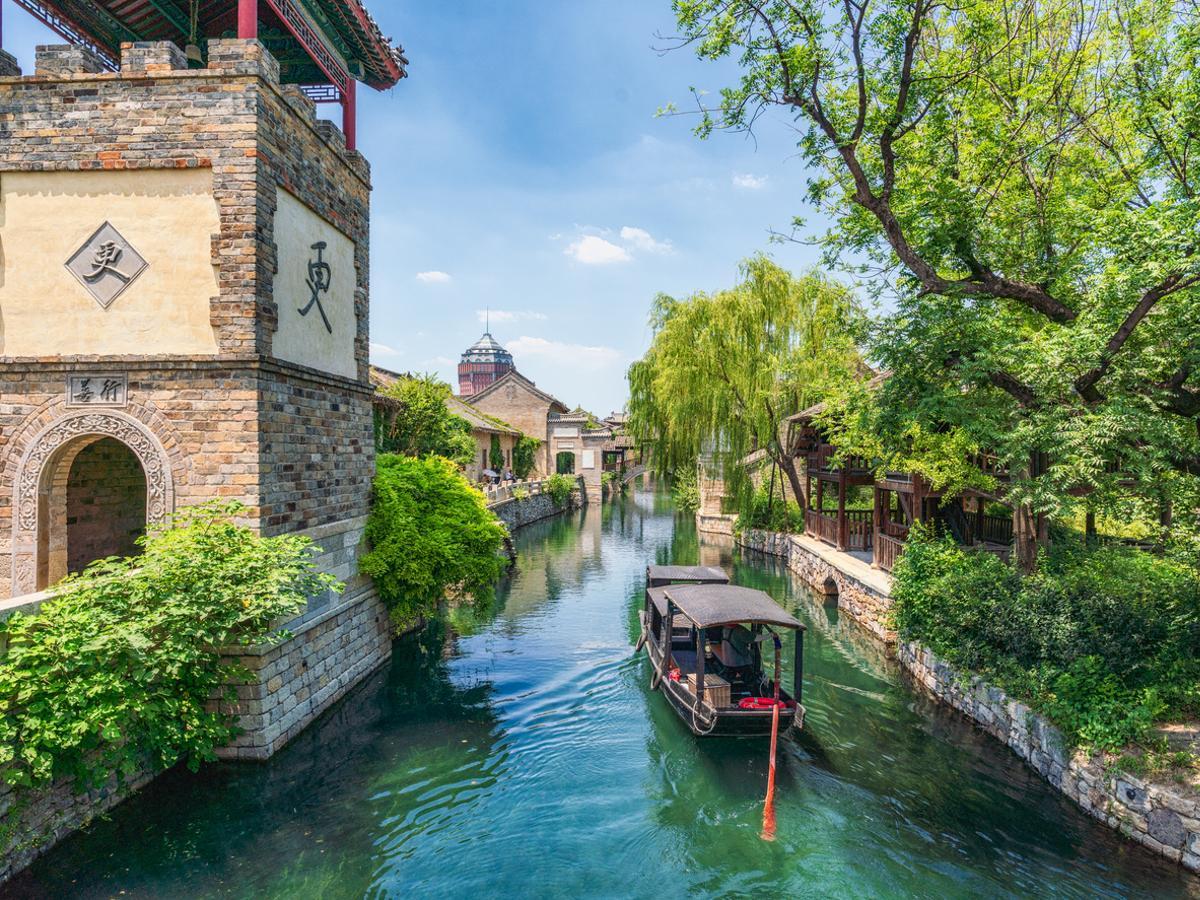 Arquitectura tradicional china y paisajes de la ciudad acuática en la antigua ciudad de Mingshui