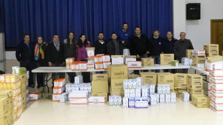 Acto de entrega de los alimentos solidarios.