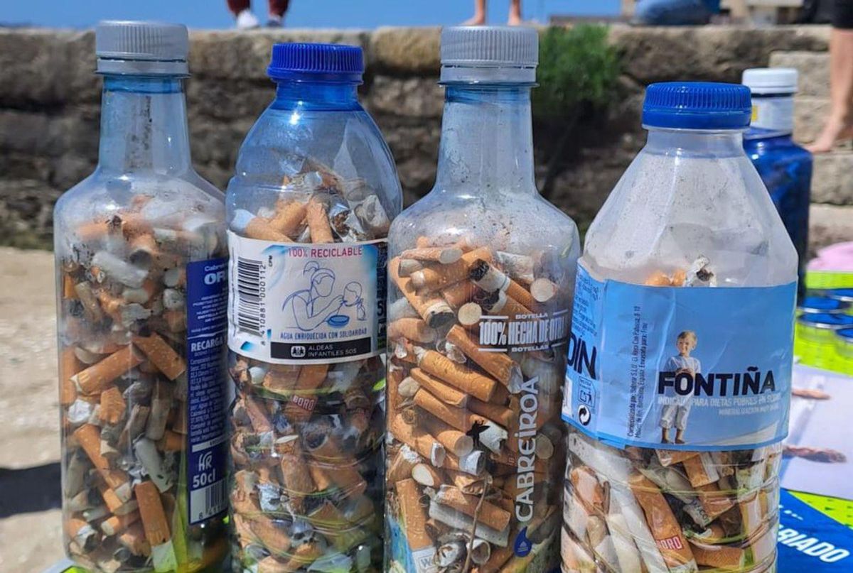El “Colillatón” retiró 900 colillas de la playa vilagarciana. | // FDV