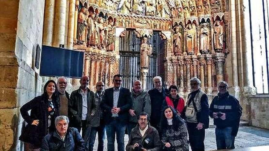 Del Bien, en el centro, posa con los periodistas en la Colegiata.