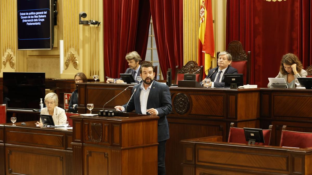 Antonio Sanz durante el debate de política general en el Parlament balear