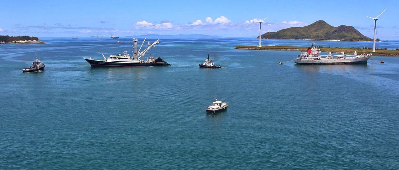El puerto de Seychelles conun atunero europeo.