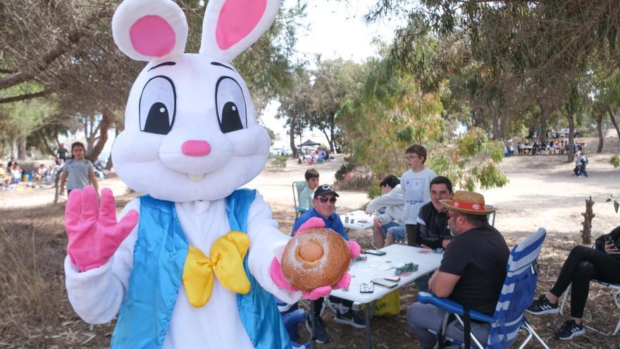 Playas y pinadas llenas para celebrar el &quot;día de la mona&quot; en Elche