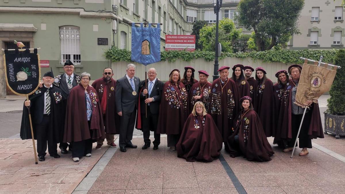 Integrantes de la Cofradía del Vino de Cangas en el acto celebrado en Oviedo.