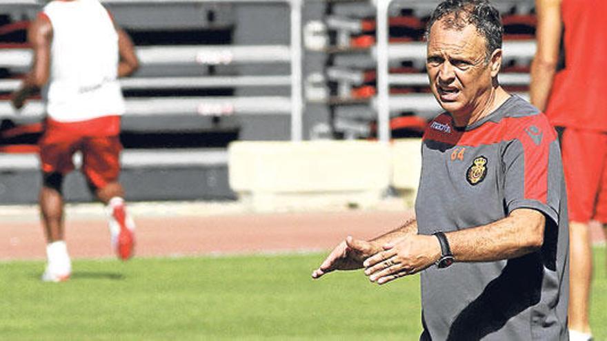 Joaquín Caparrós durante un entrenamiento.