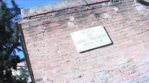 Carme Alomar, la vídua de l’escriptor Alexandre Cirici Pellicer, ens ensenya la plaça que porta el nom del seu marit.