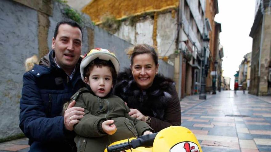 A la izquierda, Baltasar saluda a dos mayores del centro del Nodo. A la derecha, la pequeña Selva Díaz sonríe tras ver su primera guitarra.