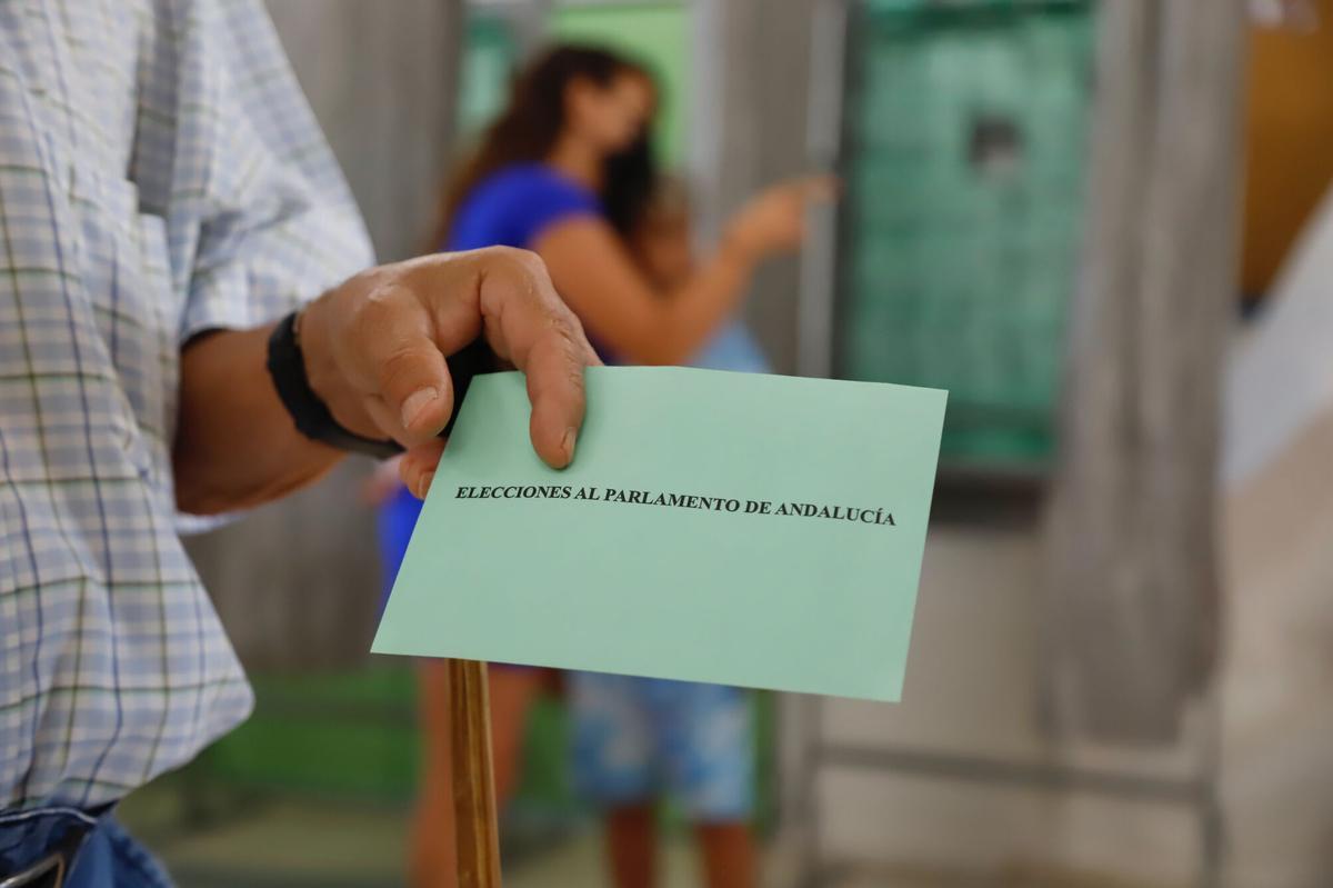 Elecciones al Parlamento de Andalucía. Día de elecciones, colegio electoral, ambinte de votaciones, CEIP Fernán Perez de Oliva, votos
