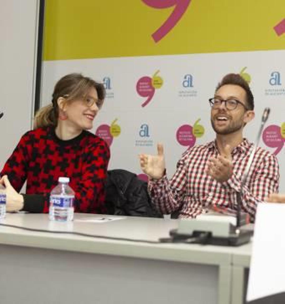 La autora Eva Redondo y el traductor William Gregory.