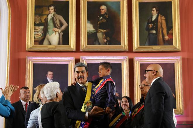 AME199. CARACAS (VENEZUELA), 10/01/2025.- Fotografía cedida por el Palacio de Miraflores del presidente de Venezuela, Nicolás Maduro (c), luego de recibir la banda presidencial este viernes, en Caracas (Venezuela). Maduro fue juramentado como el presidente de Venezuela, para el período 2025-2031, por la Asamblea Nacional (AN, Parlamento), controlado por el oficialismo, pese a que la oposición mayoritaria reivindica que Edmundo González Urrutia fue el ganador de los comicios de julio pasado. EFE/ Palacio de Miraflores /SOLO USO EDITORIAL/ SOLO DISPONIBLE PARA ILUSTRAR LA NOTICIA QUE ACOMPAÑA (CRÉDITO OBLIGATORIO). /SOLO USO EDITORIAL/ SOLO DISPONIBLE PARA ILUSTRAR LA NOTICIA QUE ACOMPAÑA (CRÉDITO OBLIGATORIO)