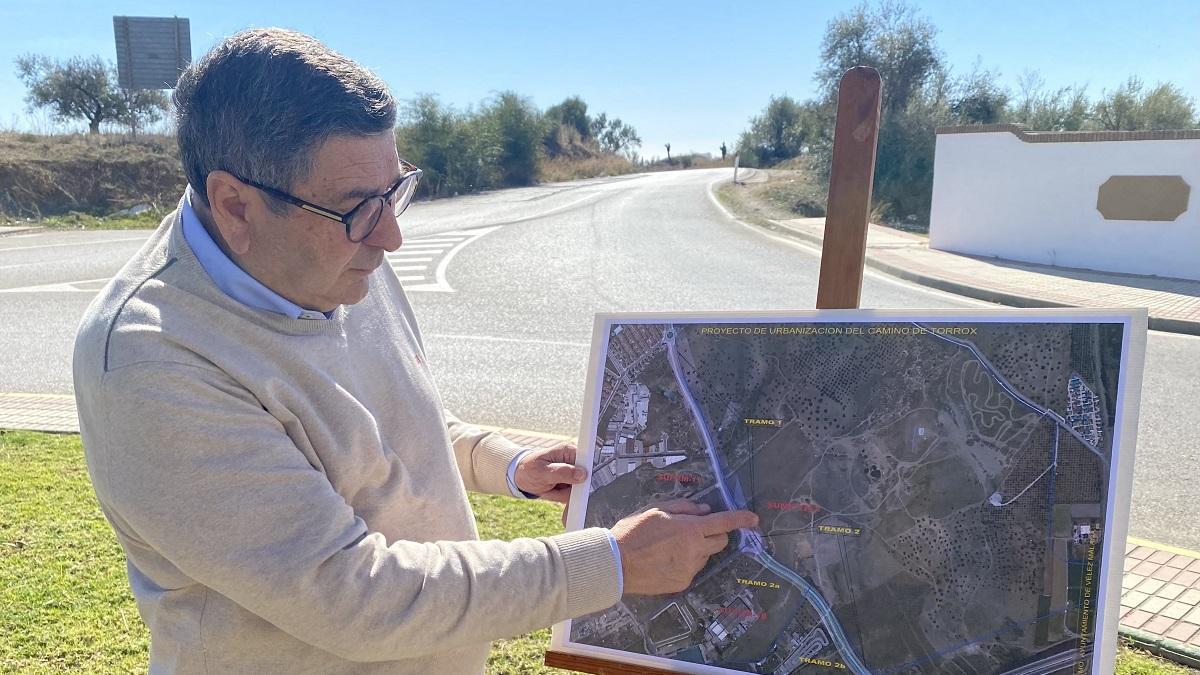 El alcalde de Vélez-Málaga presenta las obras del camino de Torrox, donde se construirá el hospital.