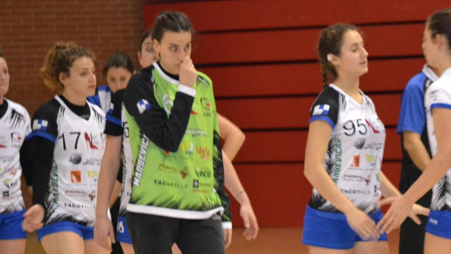 Las jugadoras del Elda Prestigio, cabizbajas tras el encuentro.