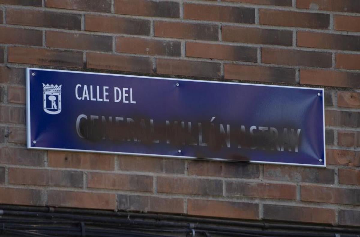 Vandalitzen les plaques del carrer de Millán-Astray a Madrid després de ser restituïdes Vandalitzen les plaques del carrer de Millán-Astray a Madrid després de ser restituïdes