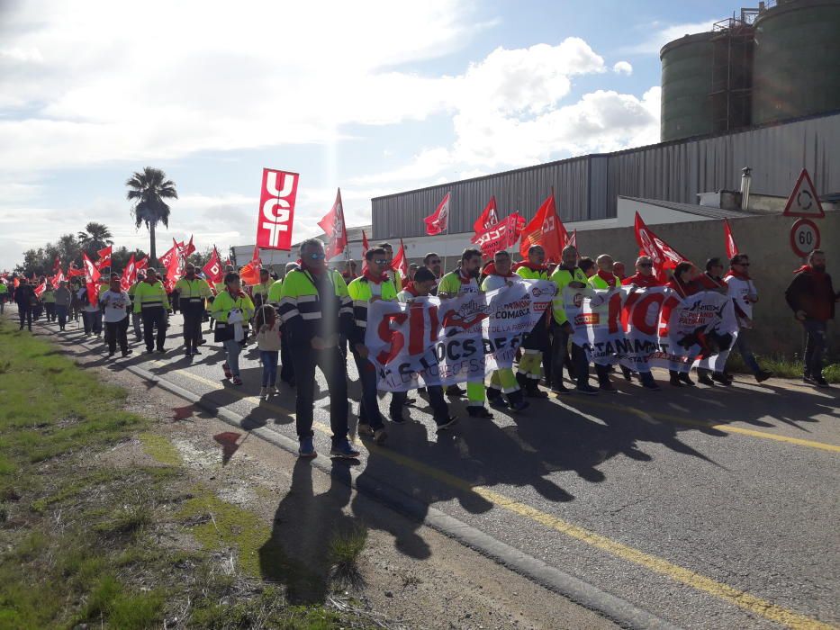 Cerca de 500 personas participan en Lloseta en la marcha contra el cierre de Cemex