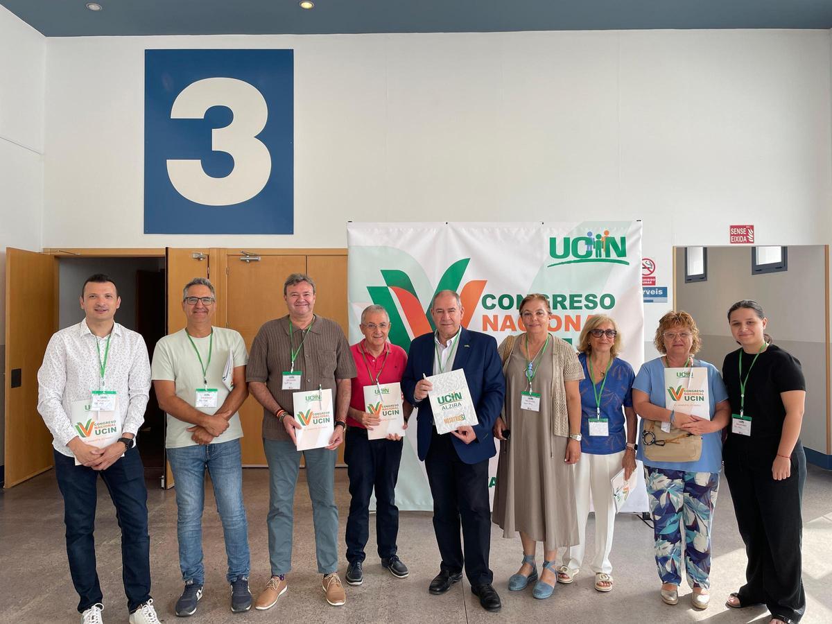 Montalvá, con miembros del colectivo de Alzira, en el congreso de Oliva.