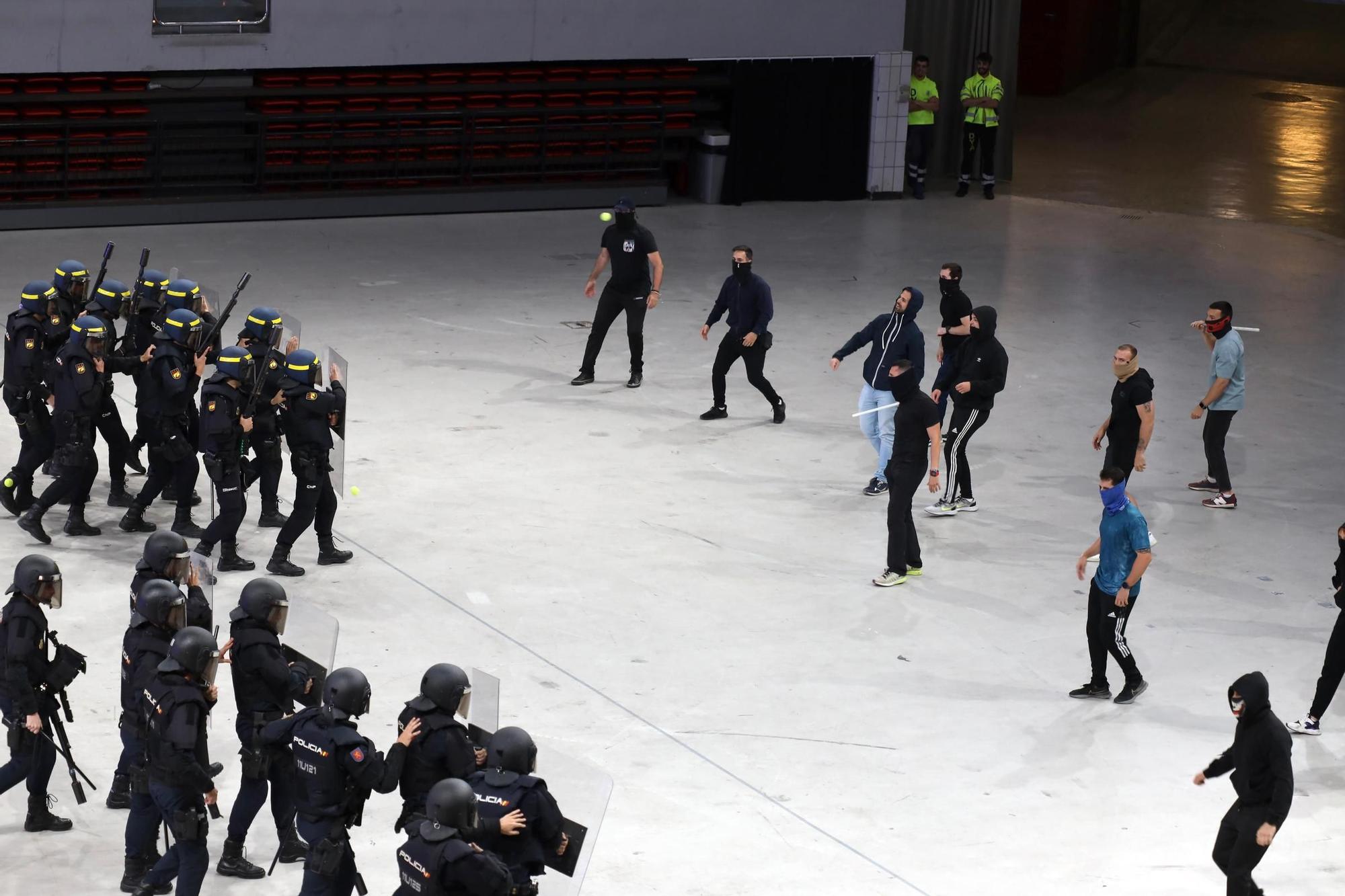 En imágenes | La Policía Nacional realiza simulacros de sus intervenciones ante escolares de Zaragoza