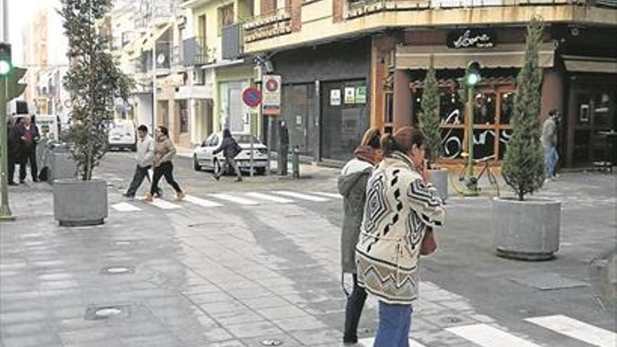 El cruce de la calle Pino con Constitución se cierra a la circulación por las tardes