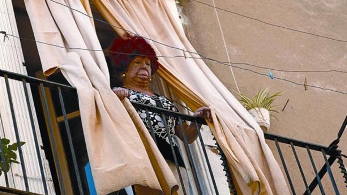 La cantante Carmen de Mairena, asomada al balcón tras la inspección judicial, ayer en el Raval.