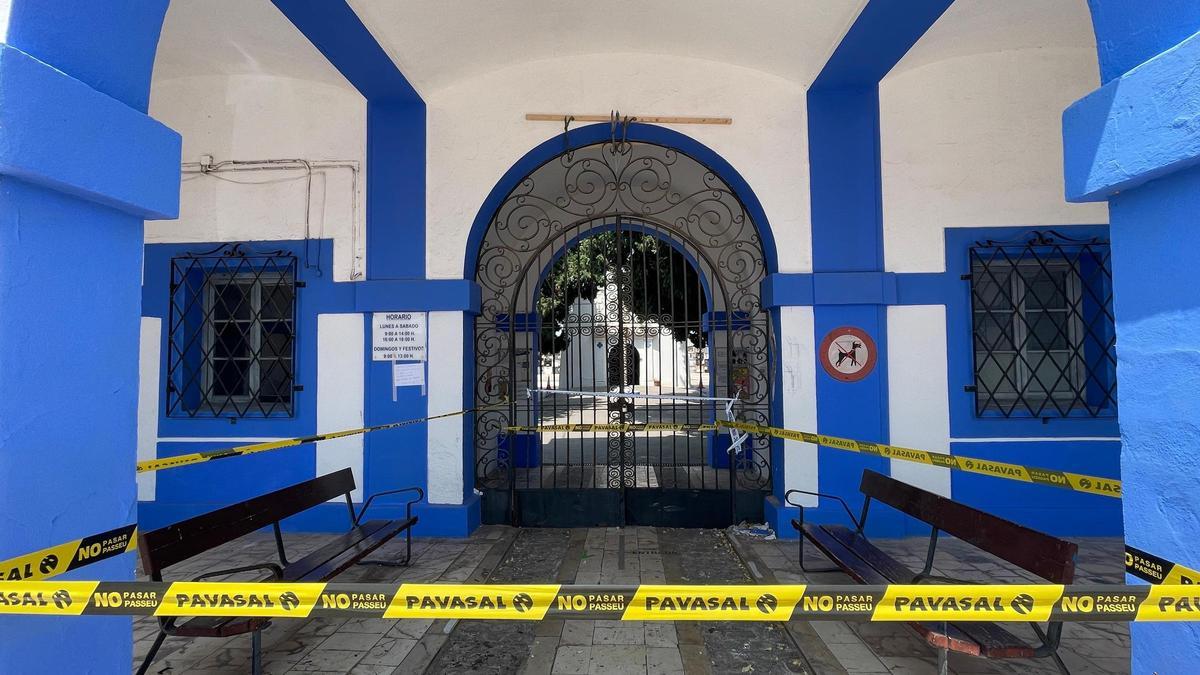 Estado que presenta el acceso principal al cementerio del Port de Sagunt.