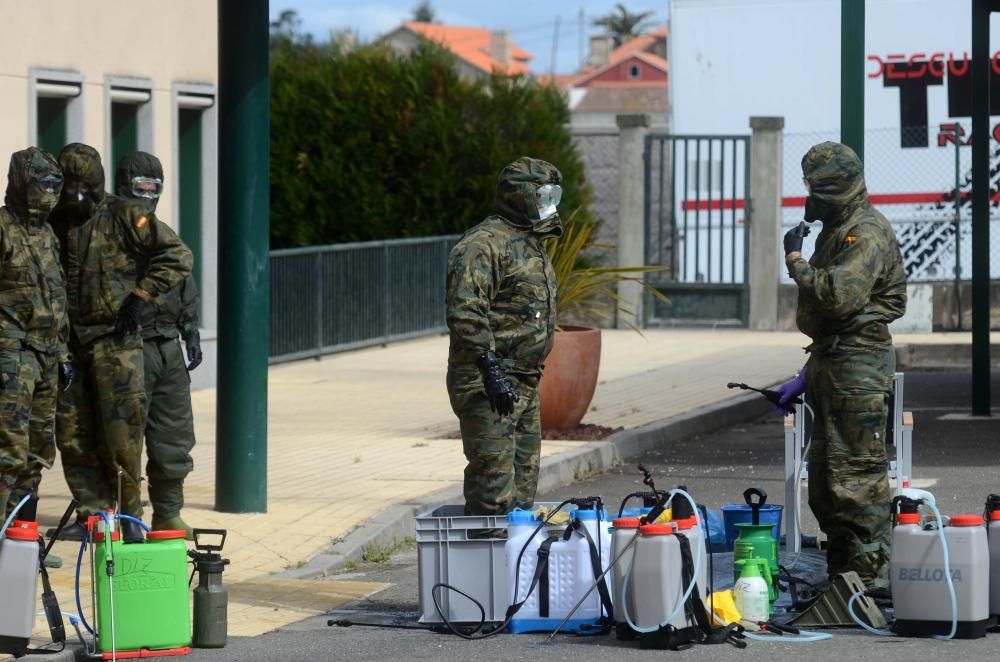 Los efectivos de la Brilat, acompañados por los trabajadores del geriátrico, al acabar los trabajos de limpieza. // Noé Parga