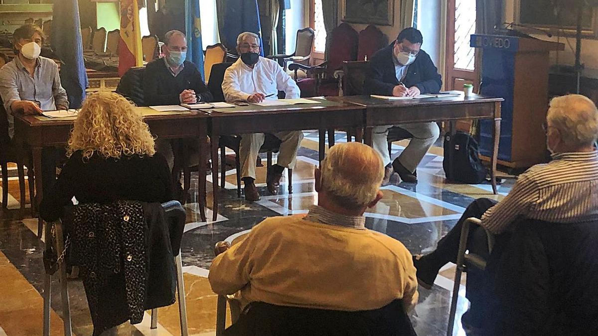 Izquierda: Carlos García, técnico en iluminación; José Luis Perrino, ingeniero de Infraestructuras, y los concejales Alfonso Pereira y Luis Pacho en la Sala ayer. | LNE Izquierda: Carlos García, técnico en iluminación; José Luis Perrino, ingeniero de Infraestructuras, y los concejales Alfonso Pereira y Luis Pacho en la Sala ayer. | LNE