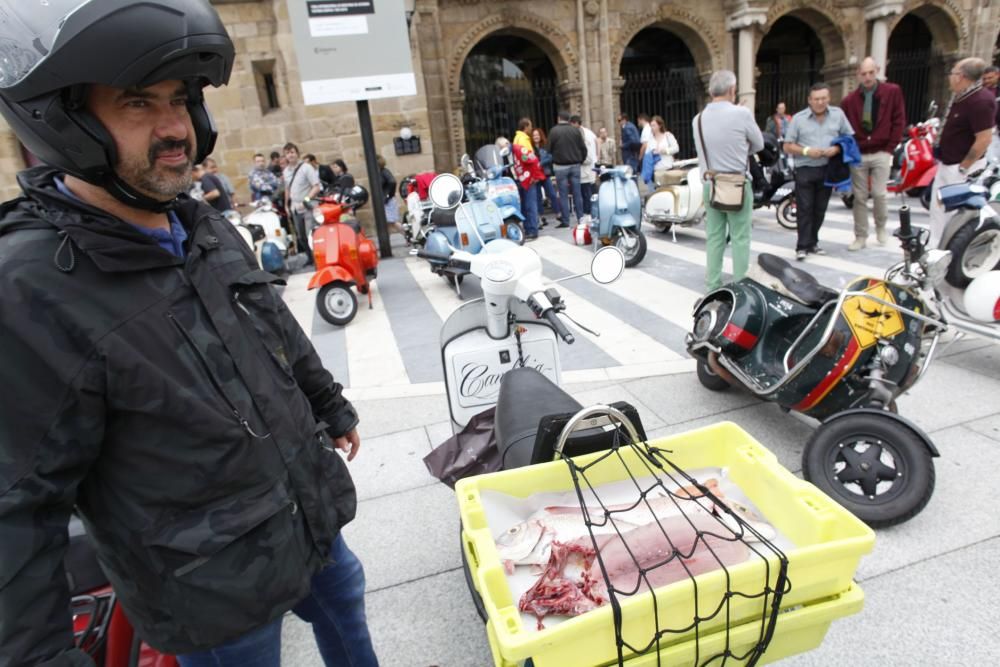 Concentración de Vespas y Lambretas en el Euroyeyé de Gijón