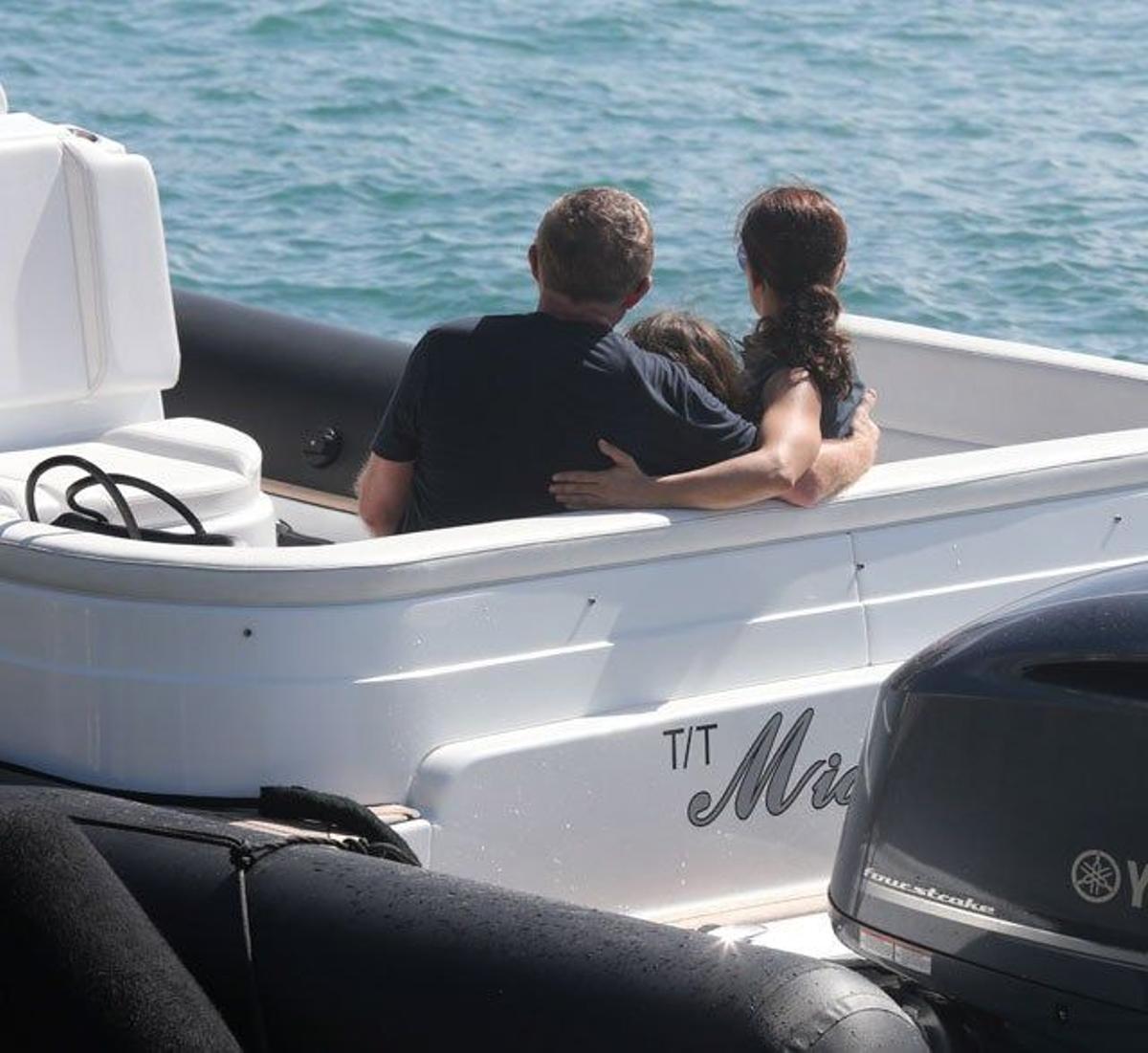 Salma Hayek y su familia disfrutando de vacaciones en barco