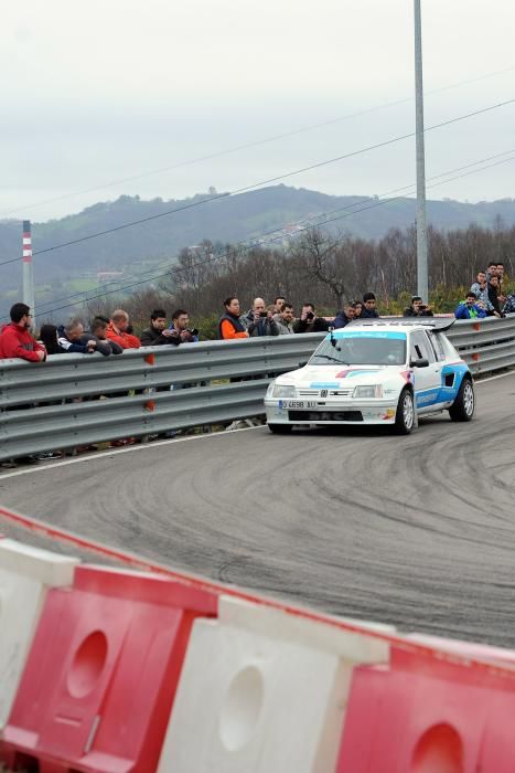 Exhibición automovilística en Langreo