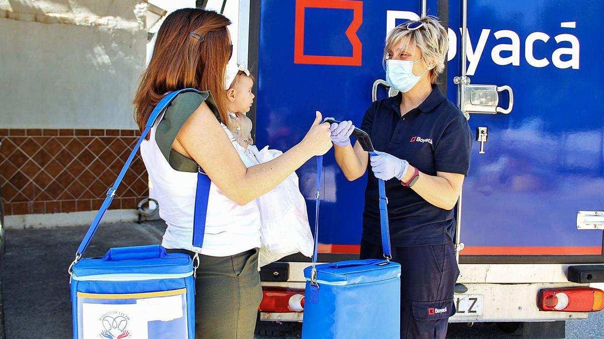 Un vehículo refrigerado se encarga de recoger los botes de leche en los domicilios de las donantes. | EVA MOYA