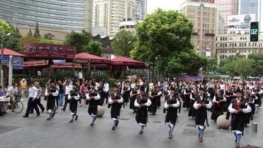 La banda de gaitas llanisca &quot;Llacín&quot; actúa en varias ciudades de China