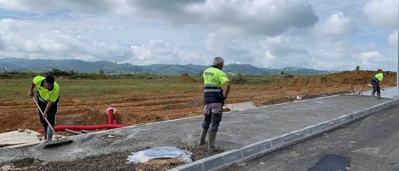 Operarios trabajando ayer en el polígono de Bobes.