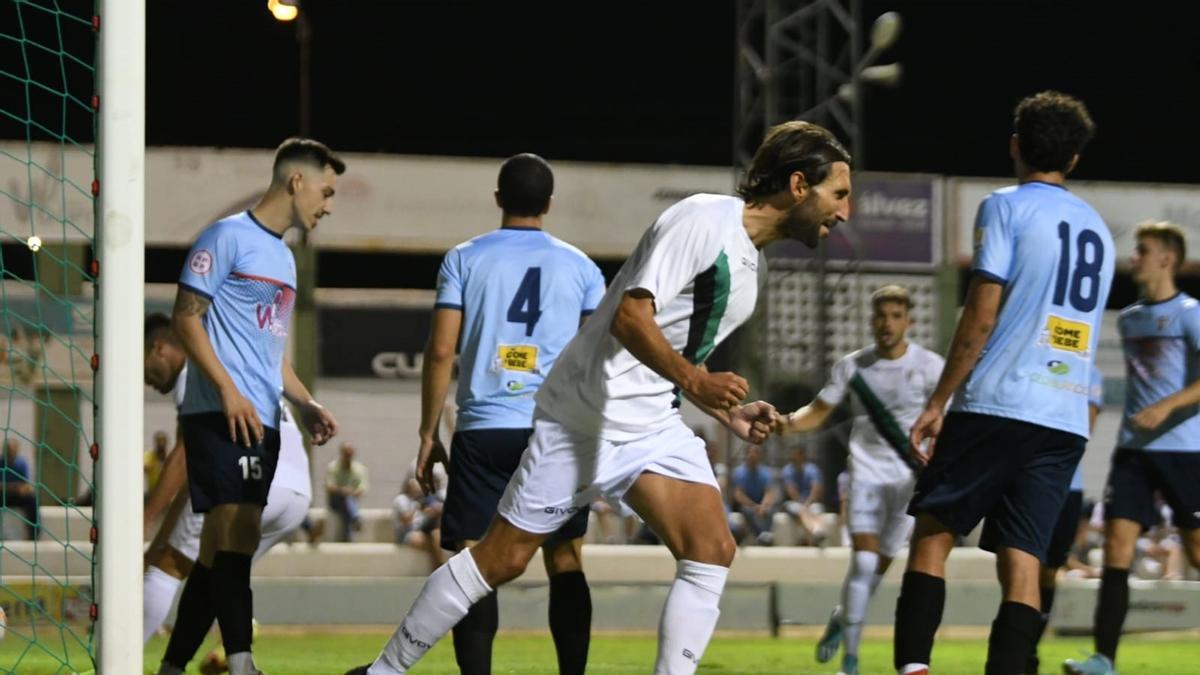 Bernal celebra el gol de la victoria del Córdoba CF en el Municipal de Pozoblanco.