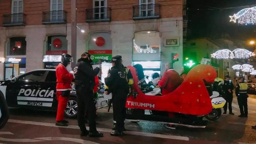 Agents de la Policia Local de Múrcia paren el trineu del Pare Noel, aquest diumenge a Martínez Tornel.