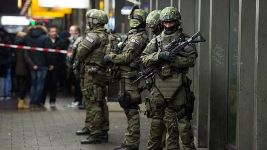 Agentes de la Policía Militar alemana, de guardia en la principal estación de tren de la ciudad.